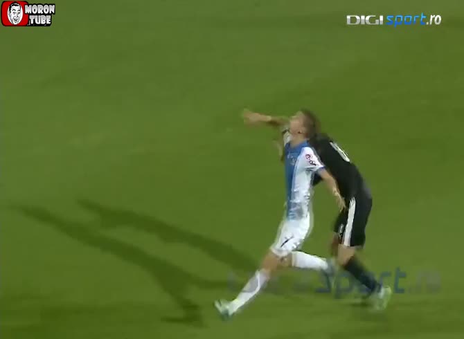 Video :When a player attempts to pretend, the coach loses control